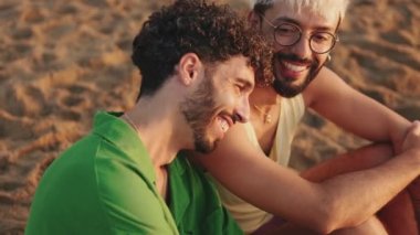 Gülümseyen eşcinsel çiftin yakın plan çekimi.