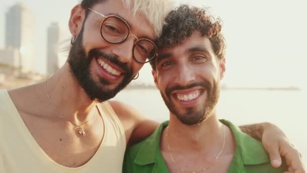 Nærbilde Homofile Par Stående Omfavner Ser Kameraet Med Smil – stockvideo