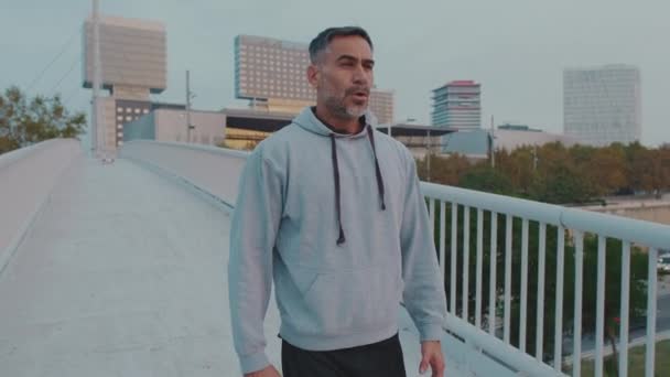 Muž Středního Věku Sportovním Oblečení Kráčí Mostě — Stock video