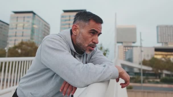 Muž Středního Věku Sportovním Oblečení Odpočívá Běhu Mostě — Stock video