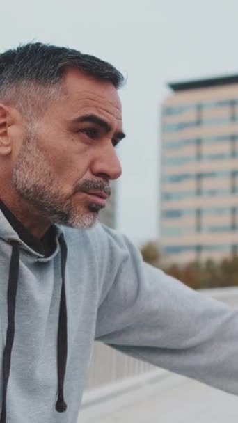 Zblízka Muž Středního Věku Sportovním Oblečení Odpočívá Běhu Zatímco Stojí — Stock video