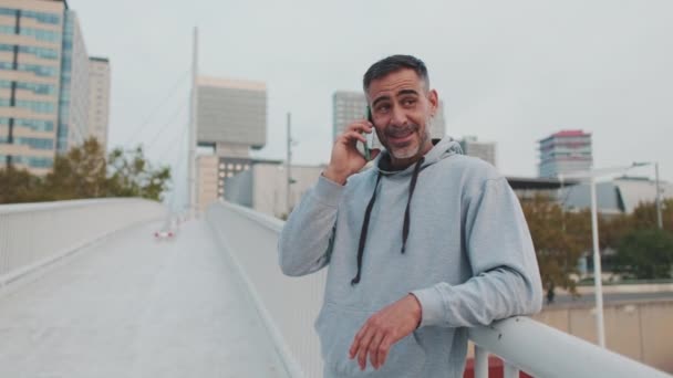 Orta Yaşlı Spor Giyimli Bir Adam Köprüde Dururken Cep Telefonuyla — Stok video