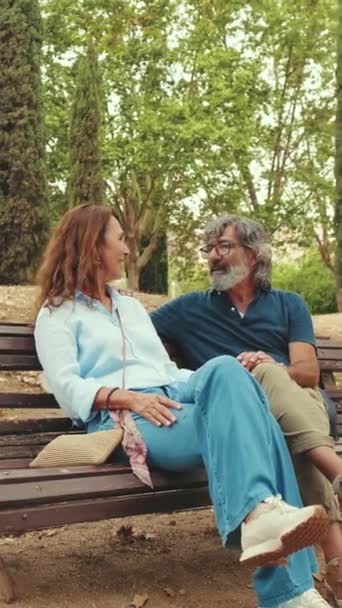 Mutlu Yaşlı Çift Parkta Otururken Konuşuyor — Stok video