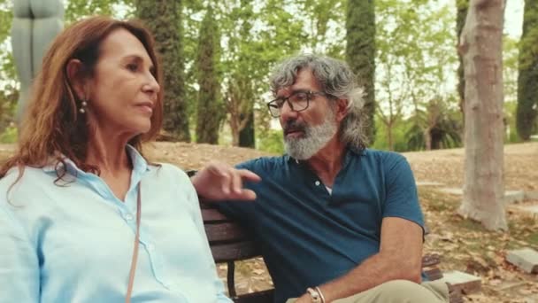 Parkta Otururken Yaşlı Çiftin Konuşması — Stok video