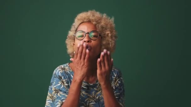 Mujer Joven Enviando Besos Aire Aislados Sobre Fondo Azul — Vídeos de Stock