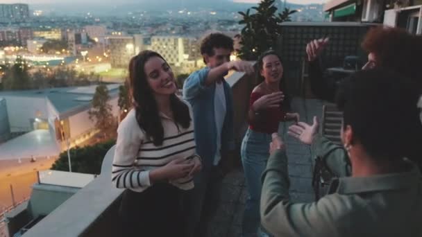 Jeunes Dansant Sur Balcon Coucher Soleil — Video