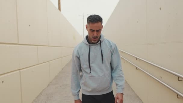 Muž Středního Věku Sportovním Oblečení Kráčí Chodbě Joggingu — Stock video