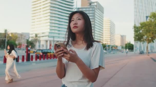 Mujer Joven Utiliza Aplicación Mapa Teléfono Móvil — Vídeos de Stock