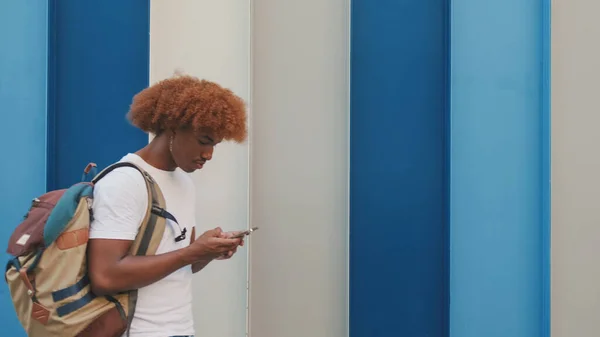 Kerl Mit Afrikanischer Frisur Blauem Hemd Mit Rucksack Auf Der — Stockfoto