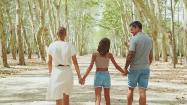 Happy Family Holding Hands Walking City Park Widok Tyłu — Wideo stockowe