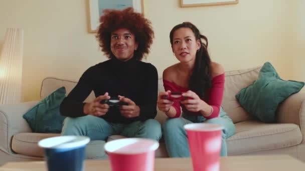 Jong Paar Met Gamepads Spelen Video Game Thuis — Stockvideo