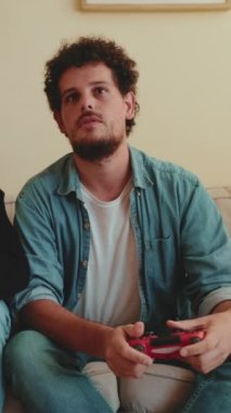 Oyun konsolunda oynayan adam