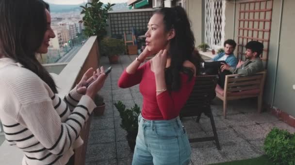 Дівчата Спілкуються Використовуючи Мобільний Телефон Стоячи Балконі Сучасному Місці Фоні — стокове відео