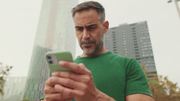 Pria Paruh Baya Menggunakan Ponsel Luar Jalan — Stok Video