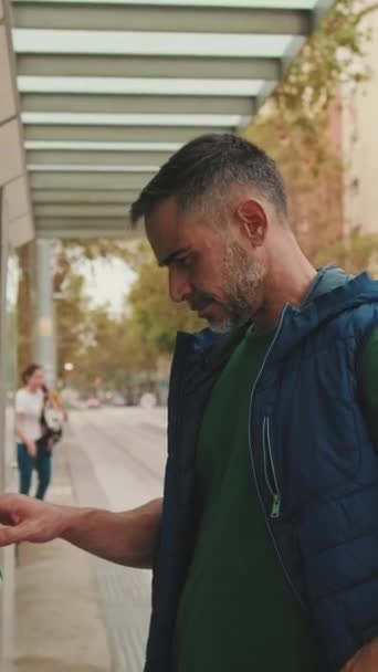 Мужчина Среднего Возраста Оплачивает Билет Электронном Терминале — стоковое видео