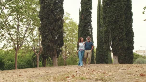 Starsza Para Przechadza Się Parku Przytulając Się — Wideo stockowe