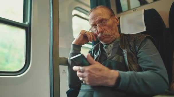 Pensivo Sênior Usa Telefone Celular Enquanto Viaja Coupé Trem — Vídeo de Stock
