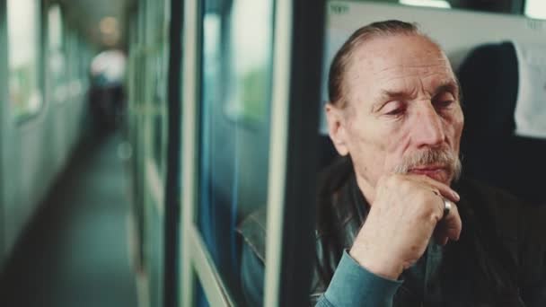 Retrato Close Homem Velho Pensativo Enquanto Viaja Coupé Trem — Vídeo de Stock