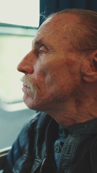 Detailní Portrét Zamyšleného Staršího Muže Hledícího Okna Při Cestování Vlakem — Stock video