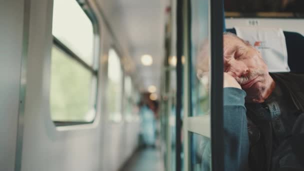 Літній Чоловік Спить Під Час Подорожі Поїзді Купе Вид Через — стокове відео