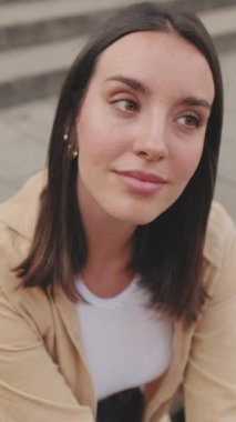 Eski şehrin meydanında oturan genç kadın gezginin yakın çekimi.