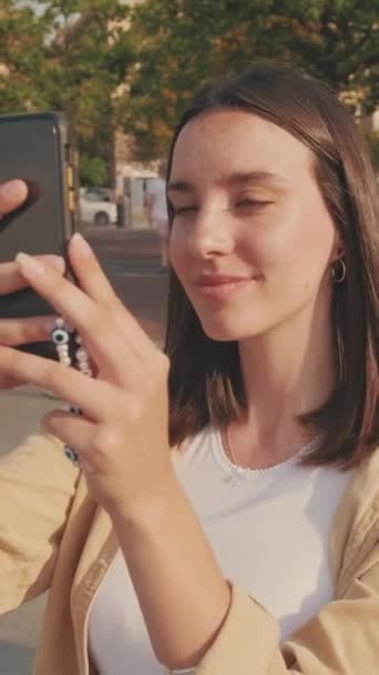 Закройте Глаза Женщина Фотографирует Достопримечательности Мобильный Телефон — стоковое видео