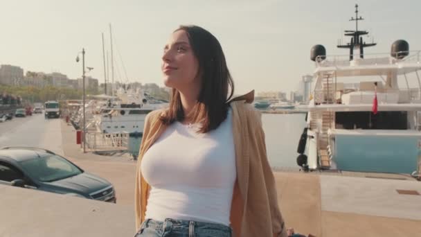Traveler Woman Sitting Marina Yacht Background — Stock Video