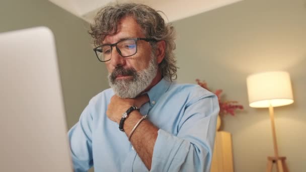 Hombre Mediana Edad Con Gafas Sentado Sala Estar Trabajando Ordenador — Vídeos de Stock