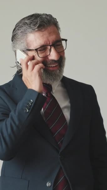 Homme Affaires Heureux Parlant Sur Smartphone Isolé Sur Fond Gris — Video