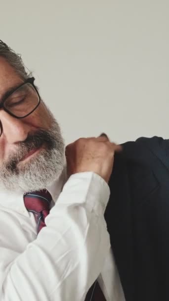 Nahaufnahme Eines Geschäftsmannes Anzug Isoliert Auf Grauem Hintergrund — Stockvideo