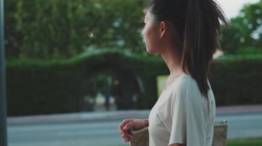 genç gülümseyen kadın şehirde yürüyüş