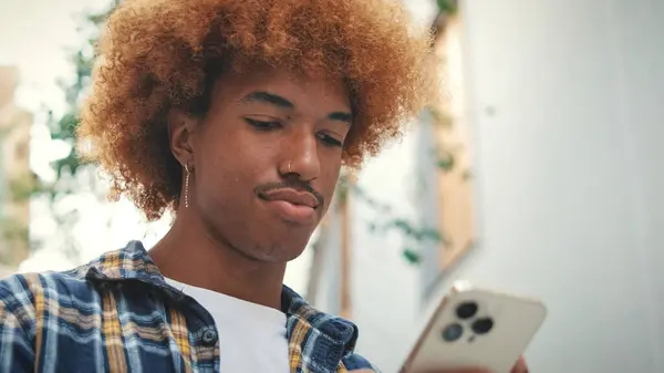 Kerl Mit Afrikanischer Frisur Trägt Blaues Hemd Benutzt Handy Draußen — Stockfoto
