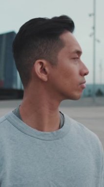 Kameraya bakan genç bir adamın yakın çekimi.