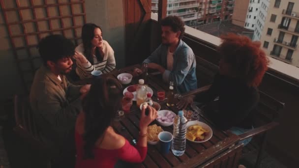 Młodzi Ludzie Jedzą Piją Przyjęciu Tarasie — Wideo stockowe