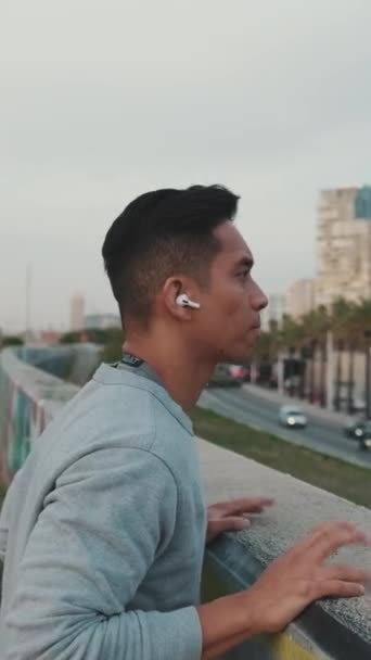 Mladý Muž Nosí Bezdrátová Sluchátka Dokončuje Cvičení Dívá Silnici — Stock video