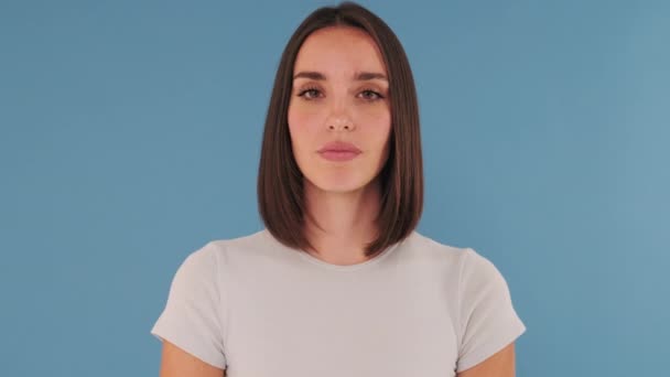 Gros Plan Femme Surprise Regardant Caméra Avec Gros Yeux Isolé — Video