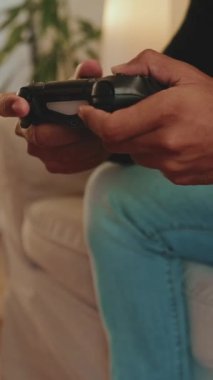 Video oyunu oynayan genç adamın oyun kağıtlarının yakın plan görüntüleri.