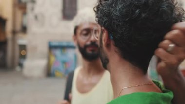 Eski şehrin caddesinde duran romantik eşcinsel çiftin yakın çekimi.