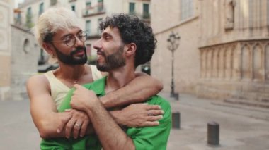 Yaklaşın, gay çift eski şehrin caddesinde duruyor.