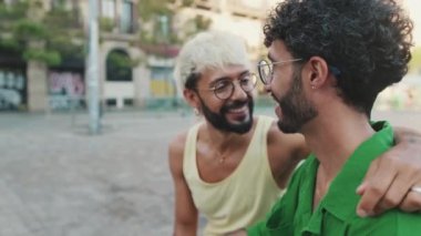 Homoseksüel çiftler sokakta otururken birbirleriyle konuşmaktan zevk alırlar.