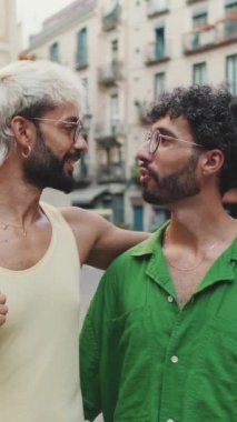 Homoseksüel çift eski şehrin sokaklarında birbirlerine sarılıyorlar.