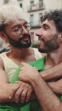 Yaklaşın, gay çift eski şehrin caddesinde duruyor.