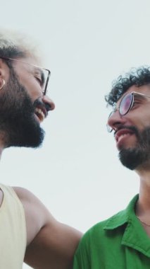 Yakın plan, eşcinsel çiftin romantik sahnesi