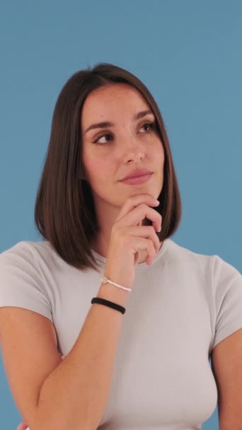 Ung Kvinna Tänker Över Problem Minns Något Isolerad Blå Bakgrund — Stockvideo