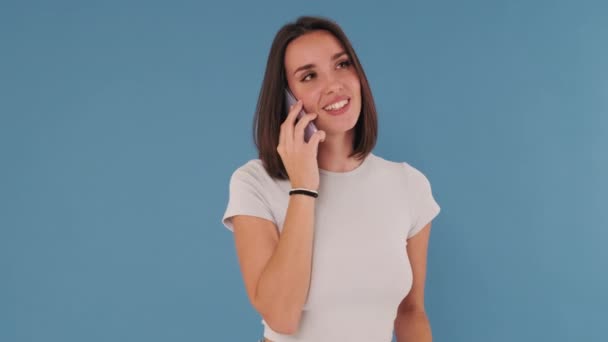 Junge Frau Überrascht Während Sie Mit Dem Handy Spricht Frohe — Stockvideo