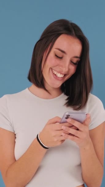 Ung Kvinna Använder Mobiltelefon Skriva Bläddra Chatta Skicka Sms Isolerad — Stockvideo