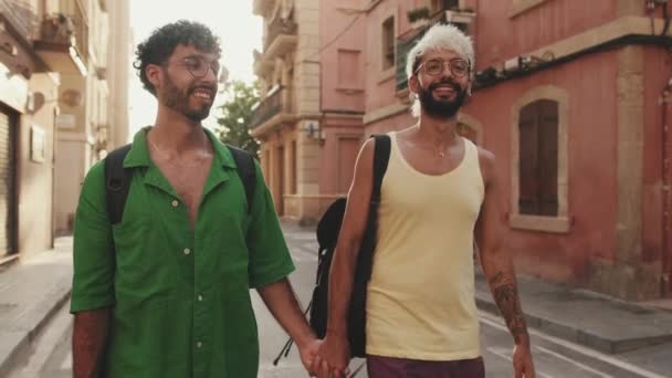 Gay Turista Pareja Amor Camina Abajo Calle Cogida Mano — Vídeos de Stock