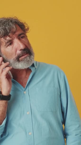 Hombre Viejo Pelo Gris Molesto Hablando Por Teléfono Móvil Aislado — Vídeos de Stock