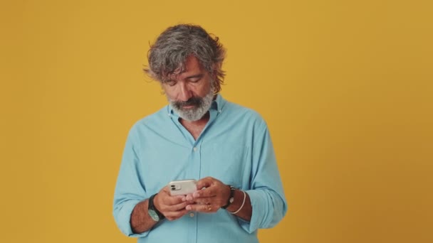 Anciano Con Teléfono Móvil Sus Manos Celebrando Una Victoria Aislado — Vídeos de Stock