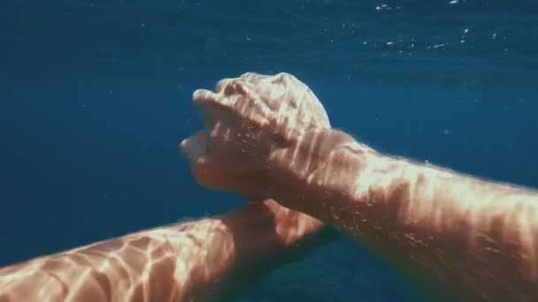 Pov水中撮影 地中海の青い水面下で泳ぐ男 — ストック動画